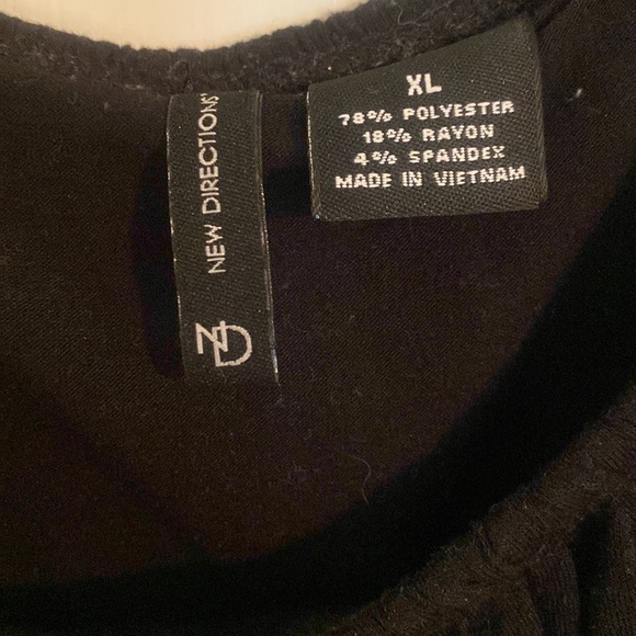 Black top with fringe - Picture 3 of 4